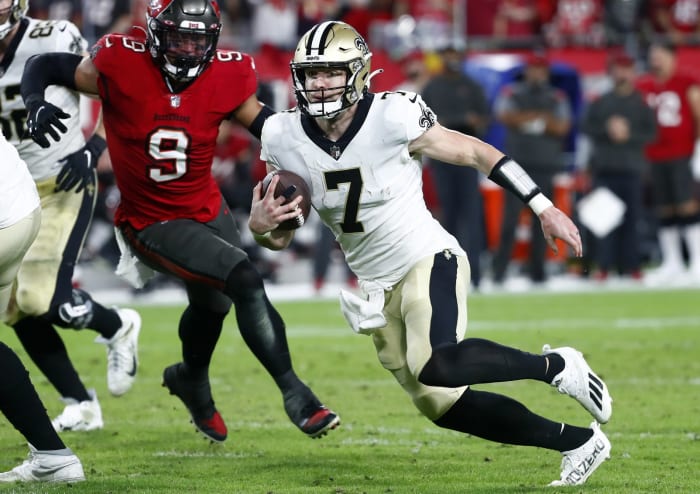 New Orleans Saints Taysom Hill (7) runs with the ball against the Tampa Bay Buccaneers. Mandatory Credit: Kim Klement-USA TODAY